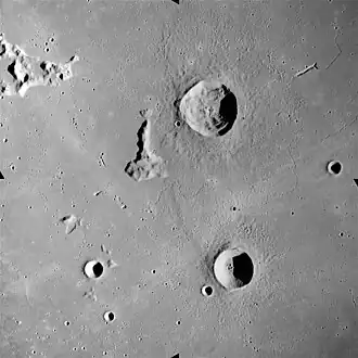 Снимок с борта Аполлона-15. Кратер Делиль в верхней части снимка, в нижней правой части кратер Диофант, в нижней левой – кратер Арцимович.