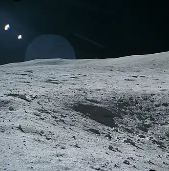 Часть 15-метрового кратера, который Янгу пришлось перелететь перед посадкой