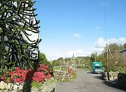 Современное передвижное отделение в Назарете (Уэльс; Nasareth). Белое здание слева — закрытая местная почта (2006)