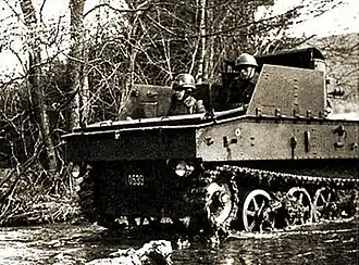 T.13 B1 проезжает через ручей во время полевых учений