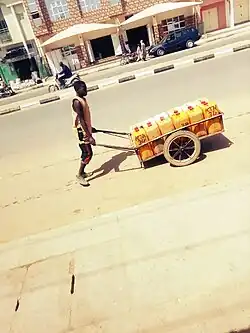грузовая тачка в Нигерии, перевозка канистр с водой