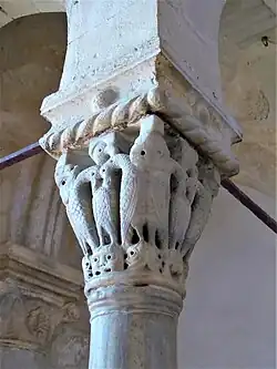 Капитель одной из колонн, украшенная пеликанами