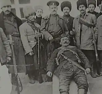 Тело абрека в окружении казаков. 1913 год.[источник не указан 245 дней]