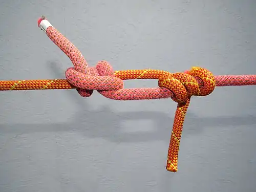 Регулируемый соединительный узел — соединяющий две верёвки узел — морской узел «задвижной штык», завязанный первым концом на втором и вторым на первом