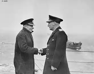 Даунинг (слева) пожимает руку Джону Тови, 1942