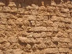 Стена из саманных кирпичей и облупленной облицовкой, северо-запад Испании