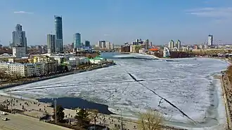 Пруд весной