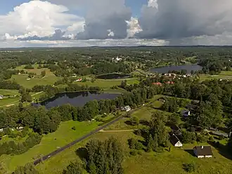 Посёлок Рыуге  и озёра Ратасъярв, Каусъярв и Сууръярв