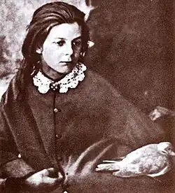 Льюис Кэрролл. Агнес Грейс Уэлд с голубем, 1862