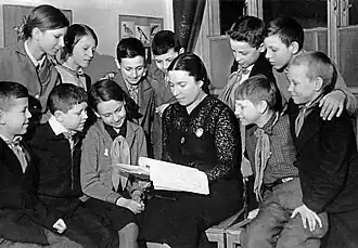 Агния Барто среди юных чтецов Дома детской художественной самодеятельности Ленинградского района Москвы в марте 1940 года