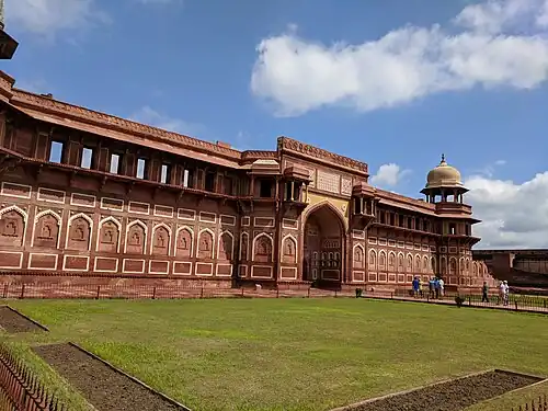 Ворота под четырёхцентровой аркой и глухая аналогичная аркада во дворце Джахангири-махал[англ.] в крепости Агры, XVI век