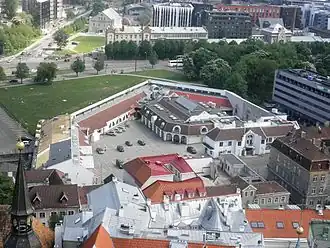 Дом 20 (в центре)