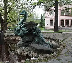 Фонтан Айно, вид сбоку (Айно пытается противостоять зову трех водных девушек Велламо, в то время как человек из Ахтолы толкает камень сзади)