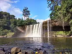 Вид на водопад в верхнем течении реки.