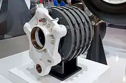  Тормоз колеса самолёта А350. На переднем плане — корпус поршня — штамповка из алюминиевого сплава