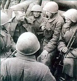 Александр Родимцев в окружении бойцов