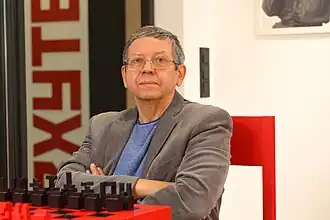 А. Н. Лаврентьев в интерьере «Рабочего клуба», воссозданного под его руководством