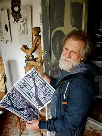 Александр Позин в саду возле свой мастерской в Коломягах