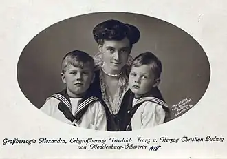 Почтовая открытка с изображением великой княгини Александры Мекленбург-Шверинской и ее сыновей Фридриха Франца и Кристиана Людвига.
