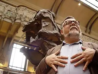 Дж. Шенгёр в Национальной музее естественной истории в Париже (2005).