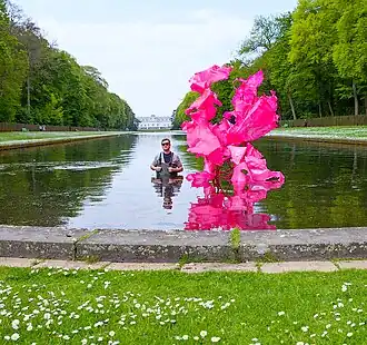 Художник Алёша устанавливает свой объект в парке Бенрат (Дюссельдорф, Германия).
