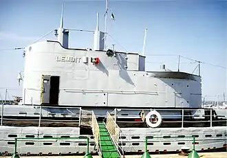 Подводная лодка «Лембит», 1937 год. Два перископа и заваливающаяся радиомачта. В правой части рубки видна крышка шахты зенитного орудия.