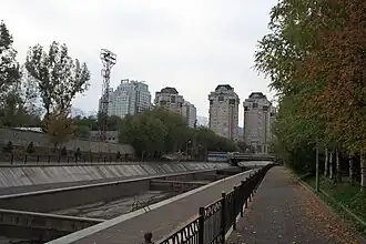 Жилые комплексы построенные у реки выше ул. Сатпаева, перекрывшие собой воздушные потоки идущие с гор и вид на горы.