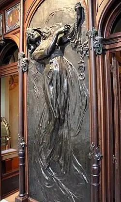 Скульптура центральной арки