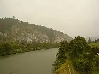 Долина реки Альтмюль с видом замка на вершине горы