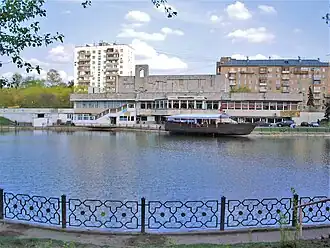 Кинотеатр «Баку» со стороны Амбулаторного пруда