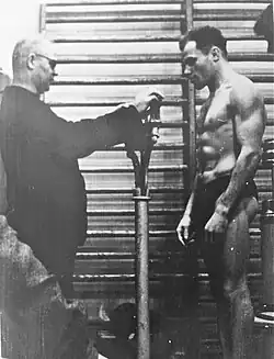 А.А. Харлампиев — главный судья командного первенства МЭИ. 1957 г. Зал самбо МЭИ.