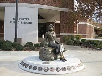 Статуя Энджи Дебо работы Филлис Мантик у Публичной библиотеки Стиллуотера