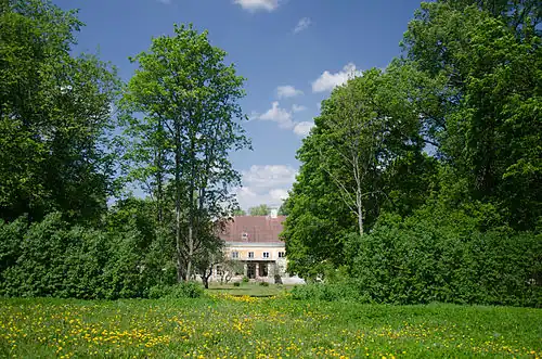 Вид на главное здание мызы из парка