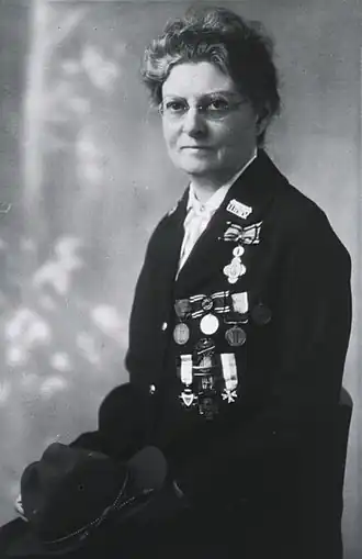 Доктор Анита Ньюком Макги в офицерской униформе первого лейтенанта Армии США