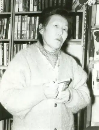 Анна Ходжер на поэтической встрече в районной библиотеке, 1980-е годы