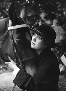 Анни Бос в фильме «Майор Франс» (1916)