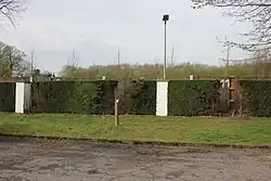 Живая изгородь, поврежденная взрывами