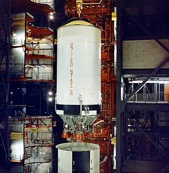 Ступень S-II в процессе подготовки к запуску корабля Аполлон-6, в здании вертикальной сборки