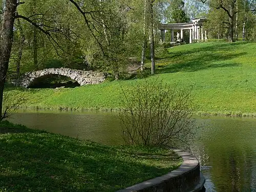 Вид с Кентаврового моста на долинуреки Славянки и Колоннаду Аполлона