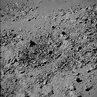 Небольшой кратер на западном склоне каньона, заполненный обломками породы