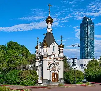 Часовня на фоне небоскрёба «Высоцкий»