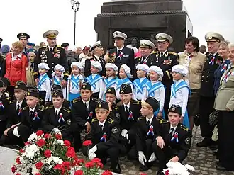 Ветераны и юные кадеты у подножия памятника, после завершения церемонии открытия