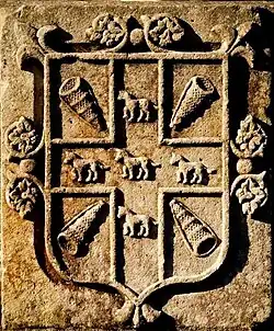 Герб рода Бутрон, размещённый над входом