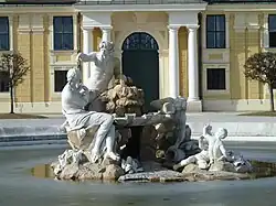 Фонтан «Реки Австрии» (Donau, Inn und Enns) в Шёнбрунне зимой