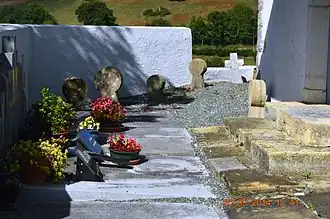 Надгробия у церкви