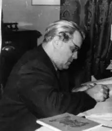 Академик И. И. Артоболевский за работой в домашней обстановке. Фото Б. Е. Вдовенко, 1956