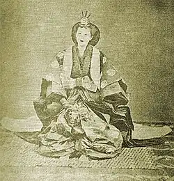 Фотография императрицы в дзюни-хитоэ и с традиционной причёской