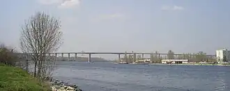 Начало канала у Аспарухова моста (в центре) и Острова (справа)