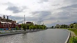 вид на Кутум с Сапожниковского моста Коммунистической улицы, слева Городская электрическая станция, по обеим сторонам канала проходит улица Красная Набережная