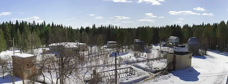 Вид на обсерваторию из лабораторного корпуса